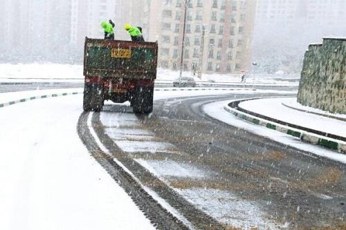 اعزام ماشین های تخصصی برف روبی به اتوبان های درگیر ترافیک