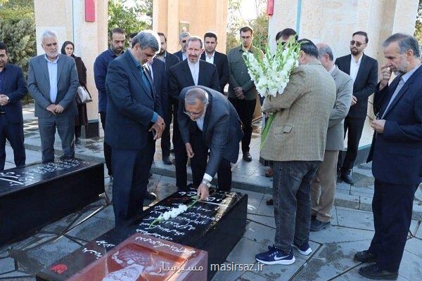 حضور شهردار تهران بر سر مزار شهید شادمانی